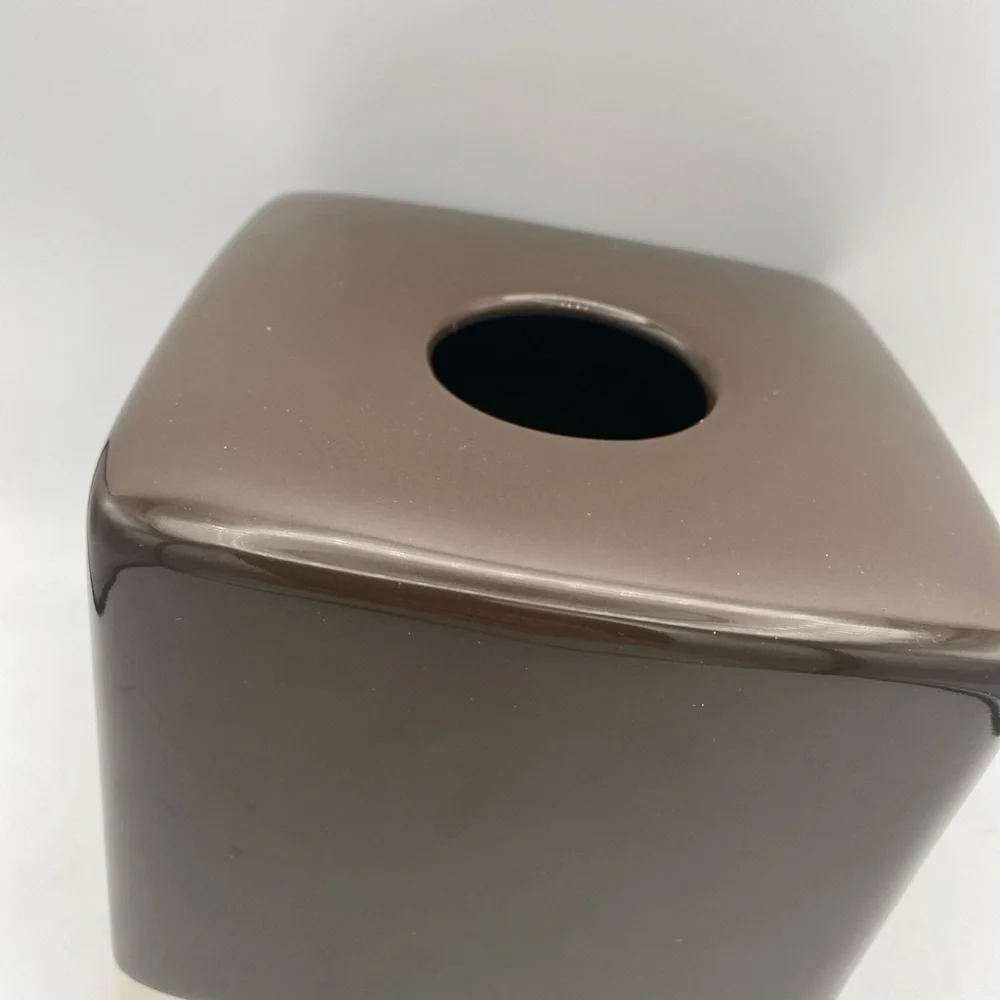 Bed Bath & Beyond Boutique DKNY Ceramic Tissue Box cover Brown & Tan